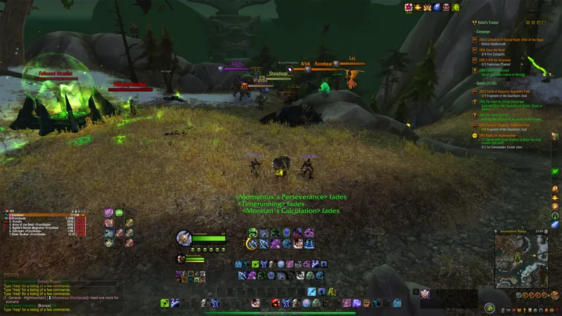 Das Bild zeigt eine fantasy-ähnliche Landschaft mit einer grünen, moosigen Umgebung. Im Vordergrund sind mehrere Charaktere oder Spielfiguren sichtbar, die in einem Kampf verwickelt zu sein scheinen. Im Hintergrund sind Bäume, Felsen und andere natürliche Elemente zu erkennen, die eine mystische und düstere Stimmung vermitteln.